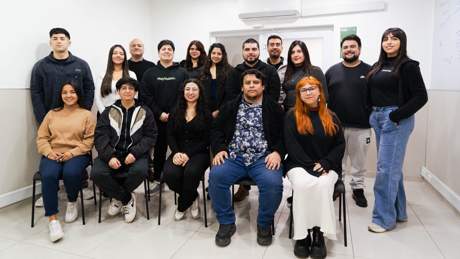 Equipo TaskFlow reunido en oficina