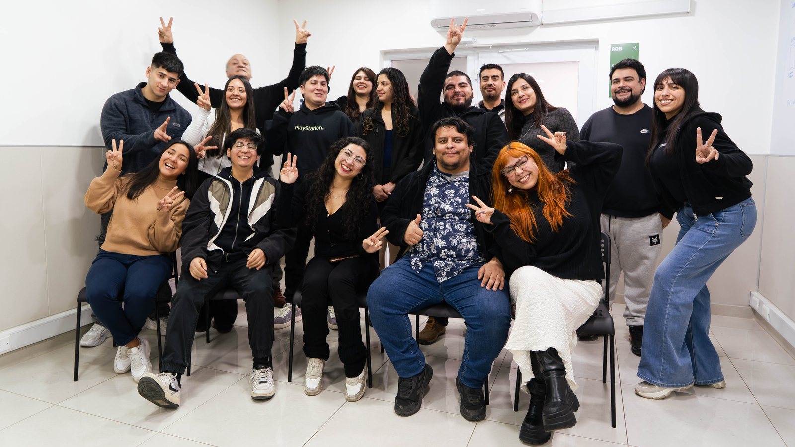 Equipo TaskFlow celebrando en oficina